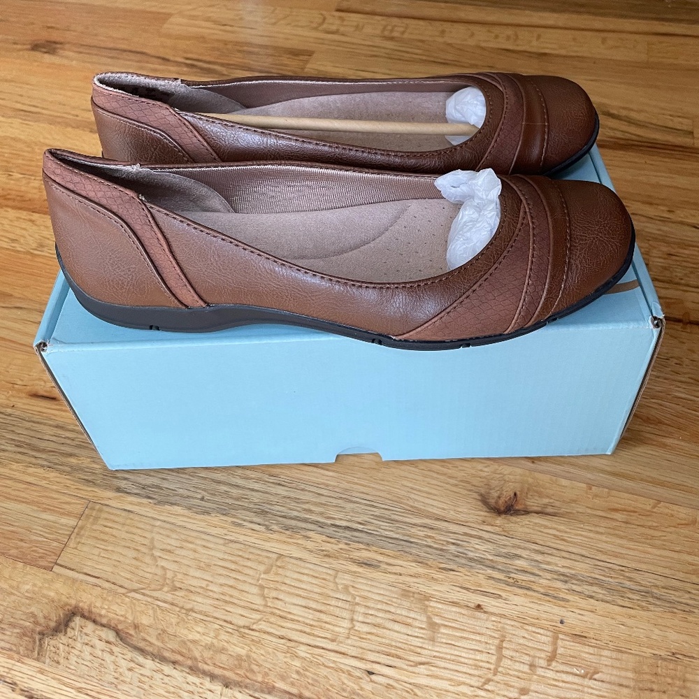 NWB Life Stride Dig brown flats with support